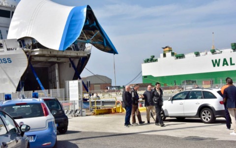 Livorno, tragedia in porto: pilotina si ribalta dopo uno scontro, un morto