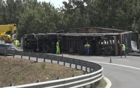 Montecatini, tir si ribalta sull’A11