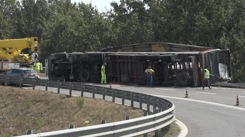 Montecatini, tir si ribalta sull’A11