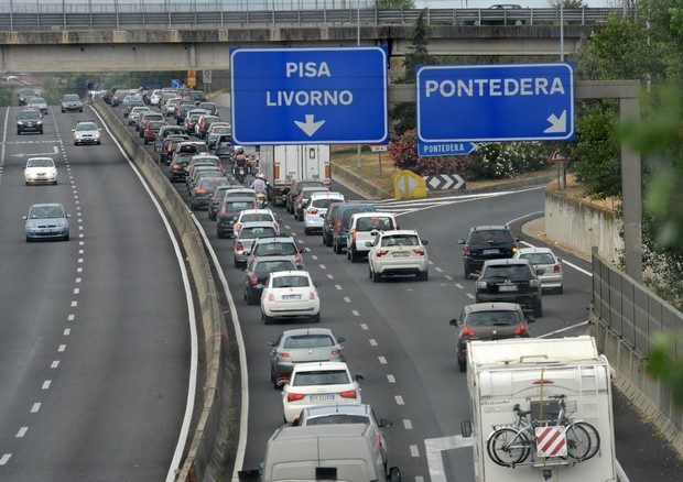 Pontedera, incidente tra camion ed auto in Fi-Pi-Li: traffico in tilt
