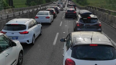 Incendio auto sulla Fipili a Pontedera: conducente si salva, traffico in tilt
