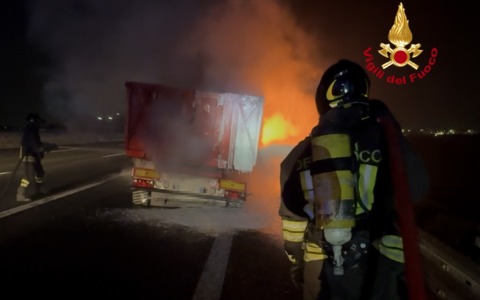 Fiamme in A1, container a fuoco tra Scandicci e Peretola