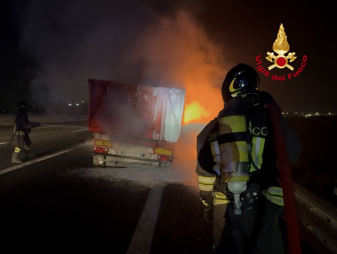 Fiamme in A1, container a fuoco tra Scandicci e Peretola