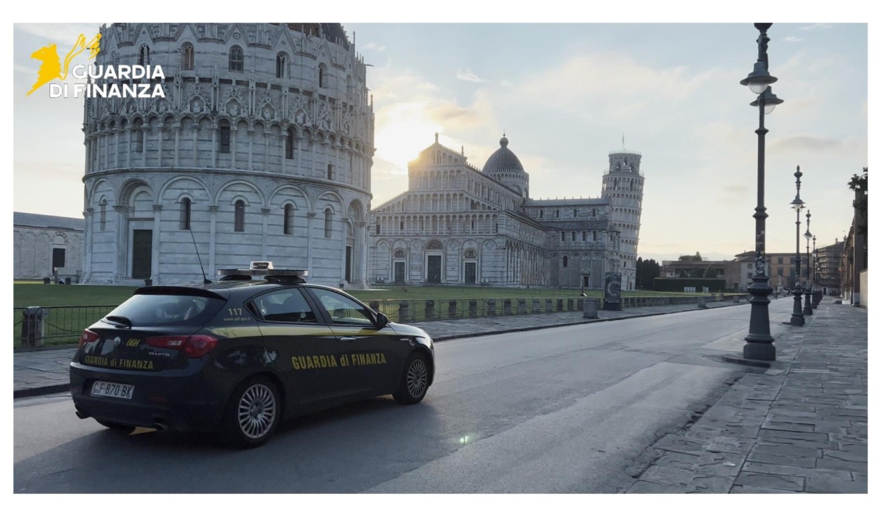 Capitali verso l’estero col trucco dello “smurfing”: blitz della Finanza in un money transfer a Pisa