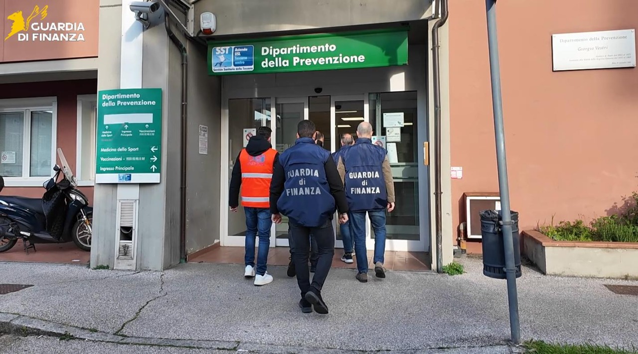 Producevano capi anche per Piazza Italia: arrestata intera famiglia di imprenditori. Per i lavoratori turni massacranti