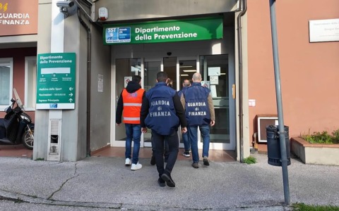 Producevano capi anche per Piazza Italia: arrestata intera famiglia di imprenditori. Per i lavoratori turni massacranti