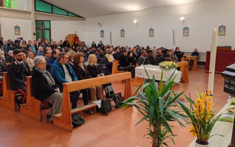 Addio alla piccola Nadia travolta da un’auto: Vernio si ferma nel giorno del dolore