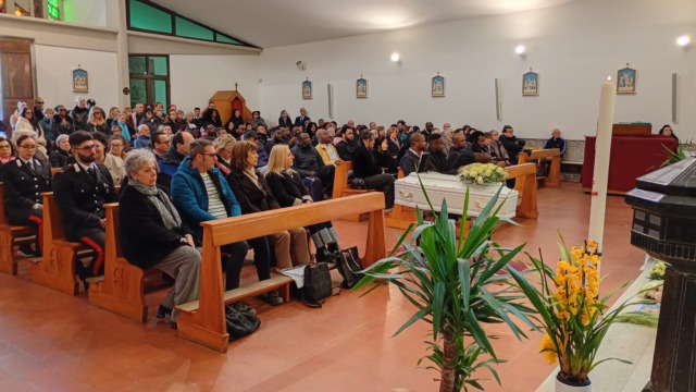 Addio alla piccola Nadia travolta da un’auto: Vernio si ferma nel giorno del dolore