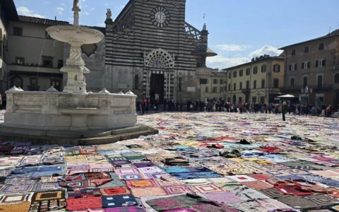 Viva Vittoria, a Prato migliaia di coperte in piazza del Duomo
