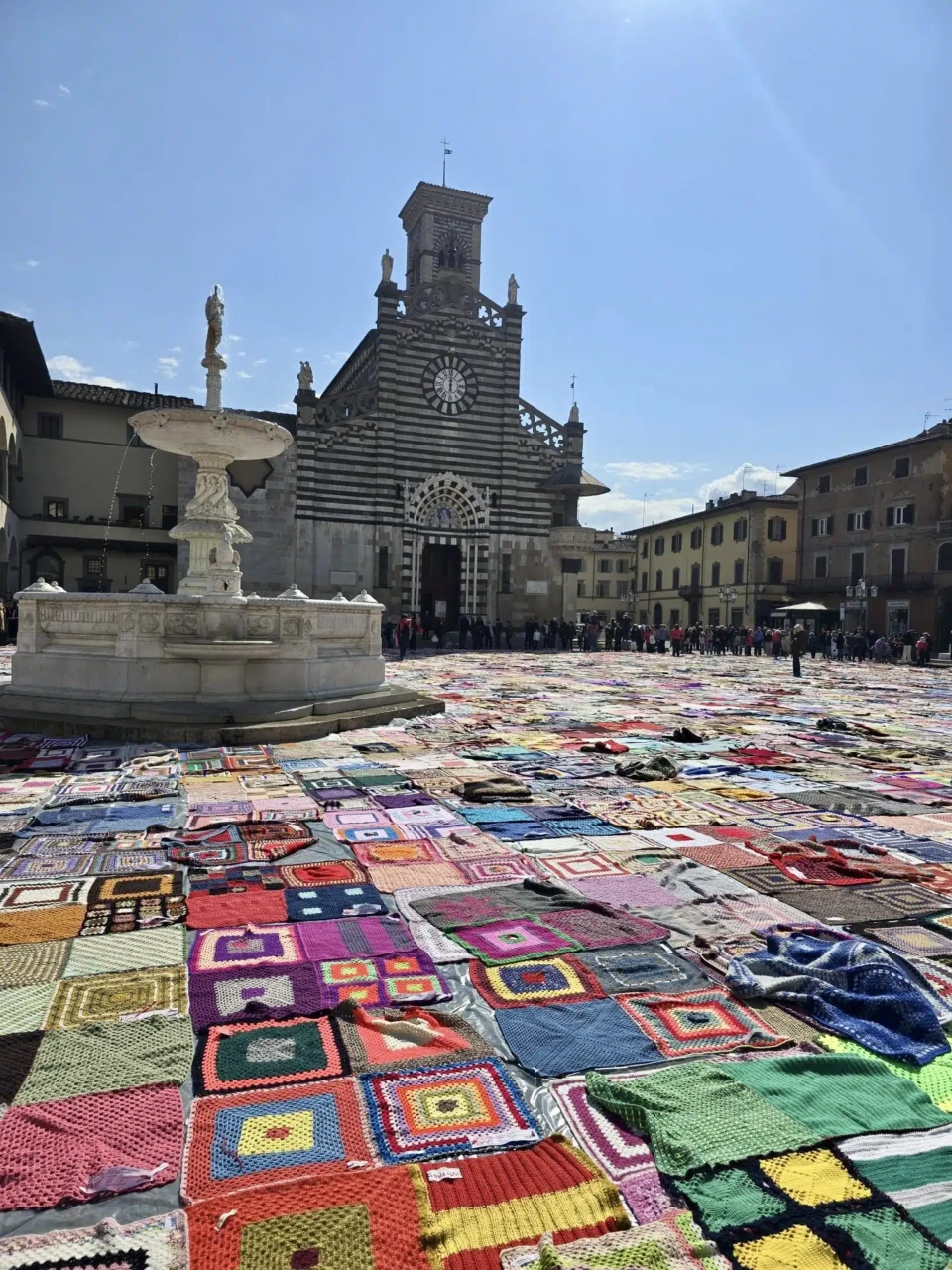 Viva Vittoria, a Prato migliaia di coperte in piazza del Duomo