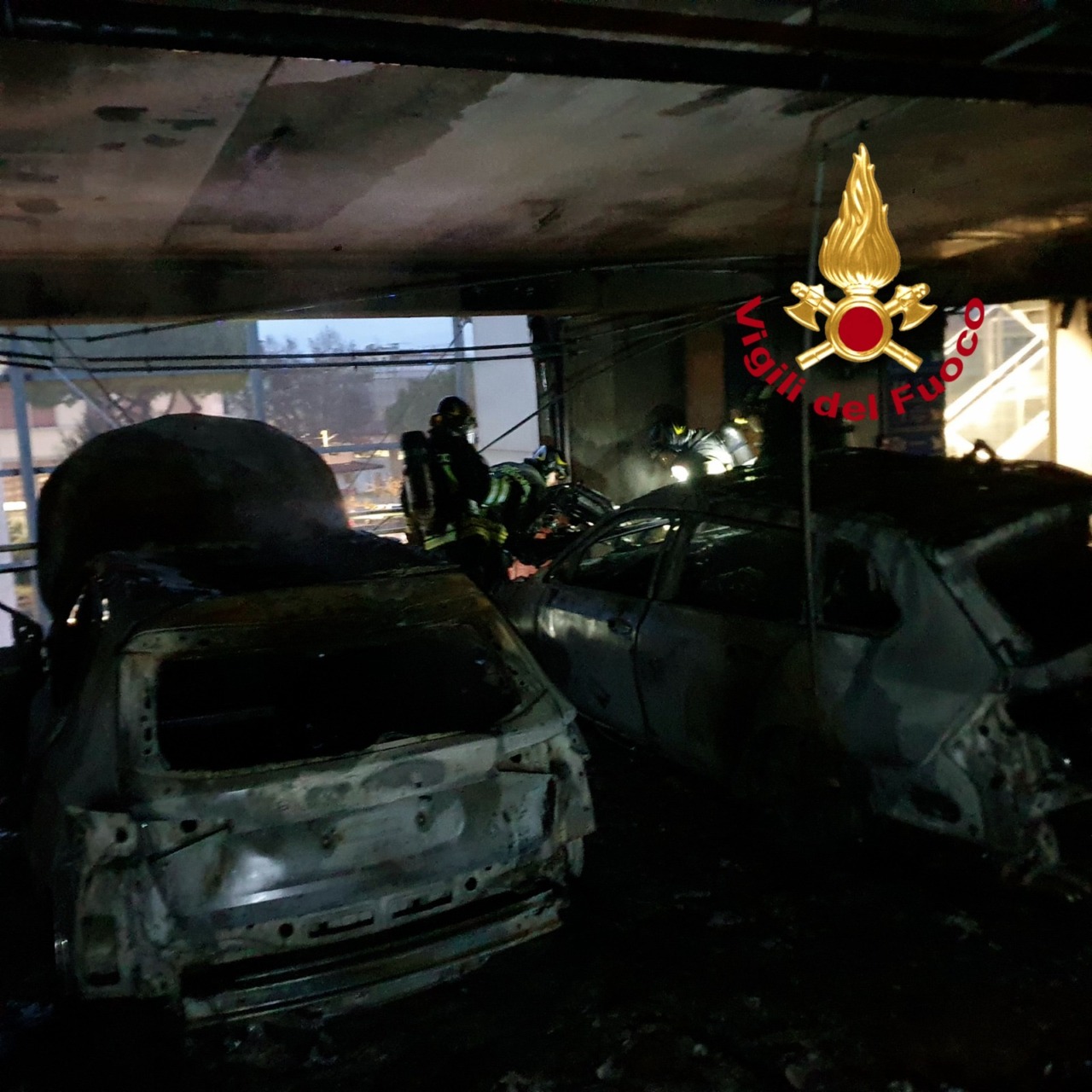 Auto in fiamme nel parcheggio a piani di piazza Alberti: intervento dei vigili del fuoco