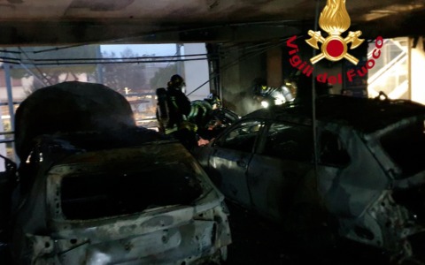 Auto in fiamme nel parcheggio a piani di piazza Alberti: intervento dei vigili del fuoco