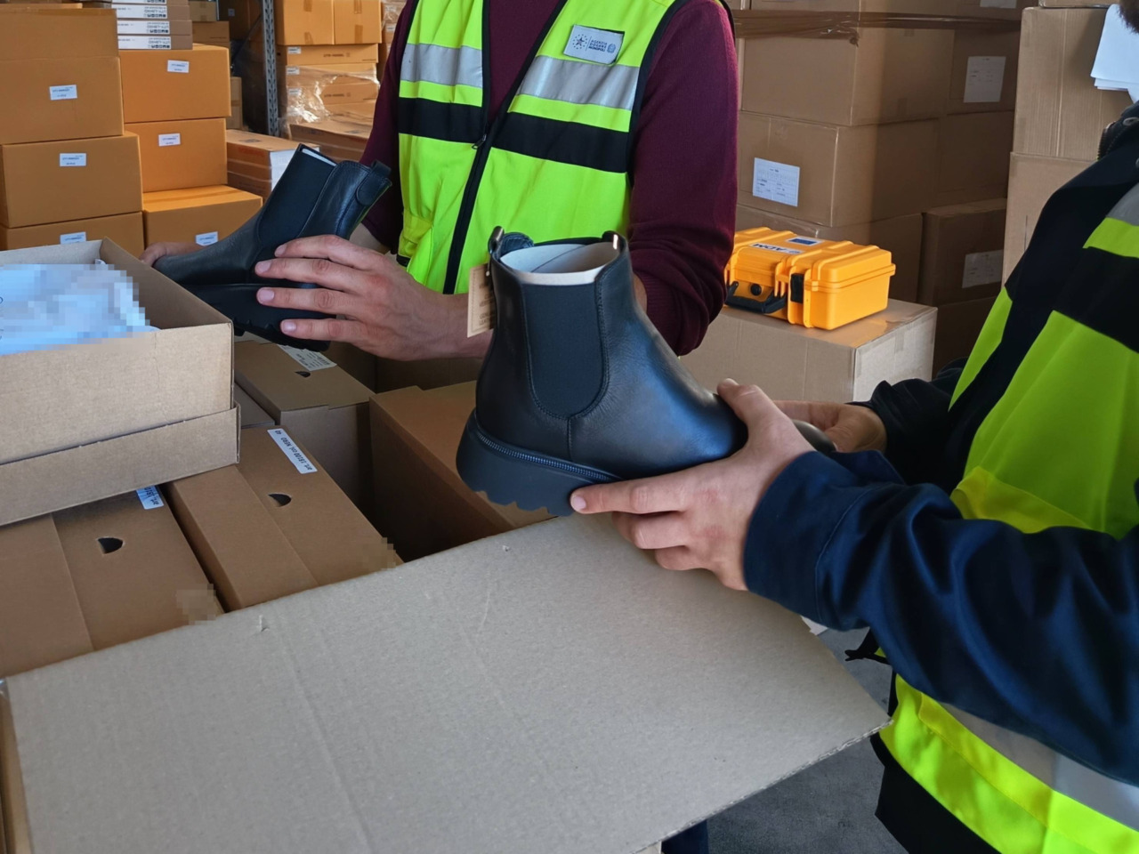 Porto di Livorno, sequestrate 3.500 scarpe in pelle: etichette false su origine e qualità