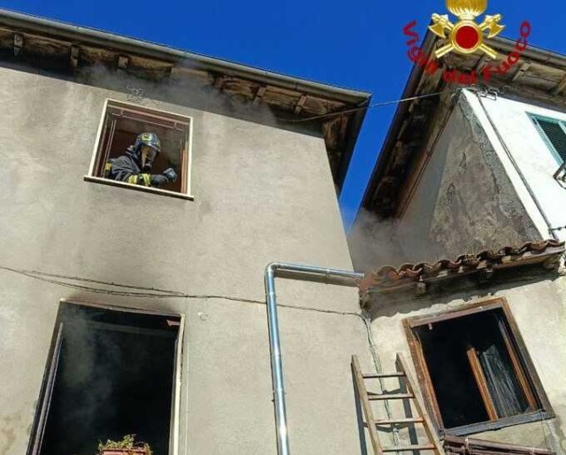 Fiamme in un’abitazione di Gallicano (Lucca): nessun ferito