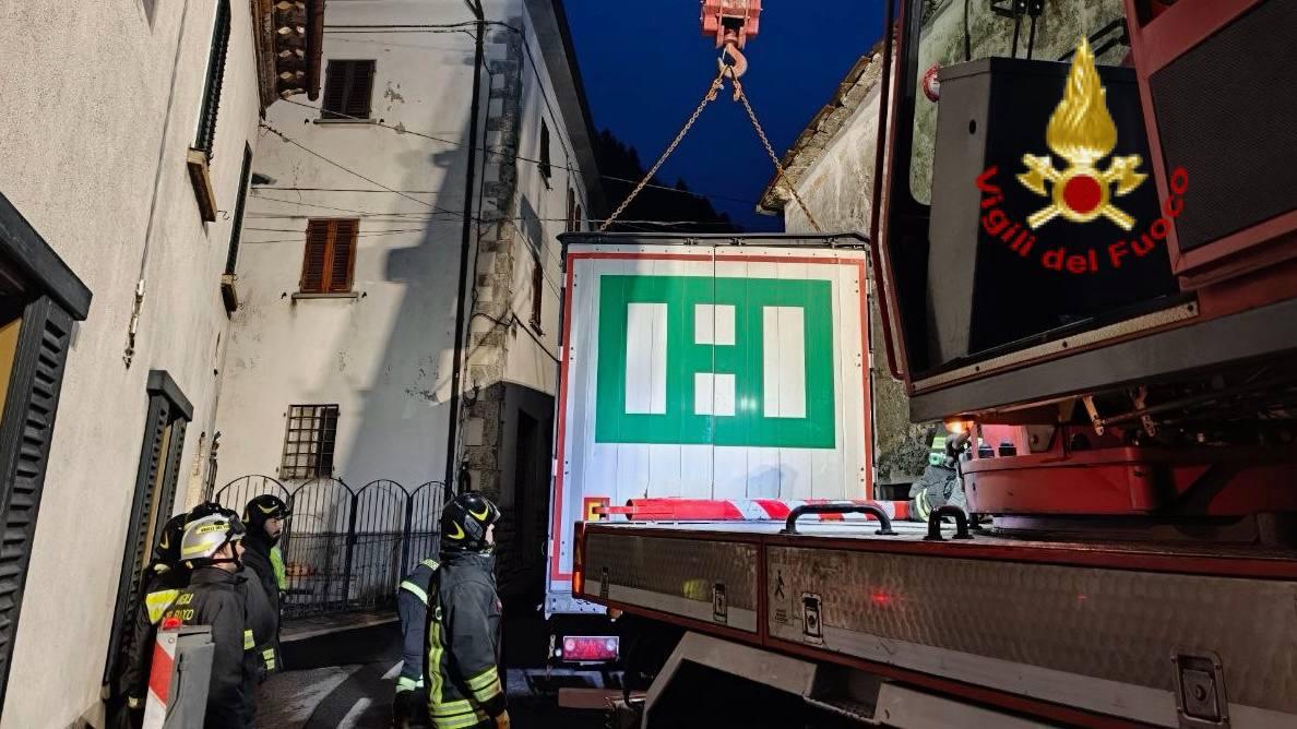 Camion incastrato tra le abitazioni a Pracchia