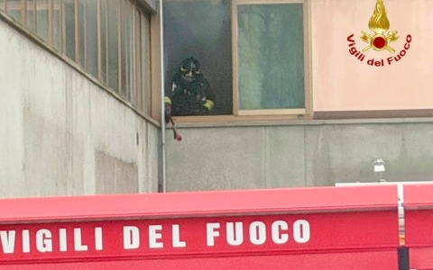 Fiamme in un appartamento in zona stazione a Pontedera: morta una donna