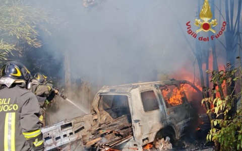 Auto in fiamme dopo lo schianto: morto un 71enne