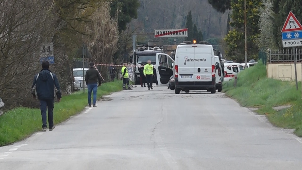 Schianto fatale per uno studente di 17 anni: scontro tra auto e scooter