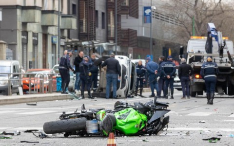 Scontro moto-taxi a Milano, morti un ragazzo toscano di 23 anni e una giovane di 20