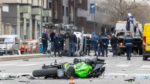 Scontro moto-taxi a Milano, morti un ragazzo toscano di 23 anni e una giovane di 20