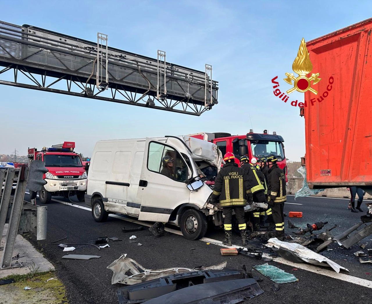 Scontro in A1 tra Firenze e Incisa: furgone schiacciato tra due tir, autista estratto dalle lamiere
