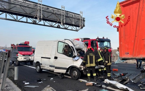 Scontro in A1 tra Firenze e Incisa: furgone schiacciato tra due tir, autista estratto dalle lamiere