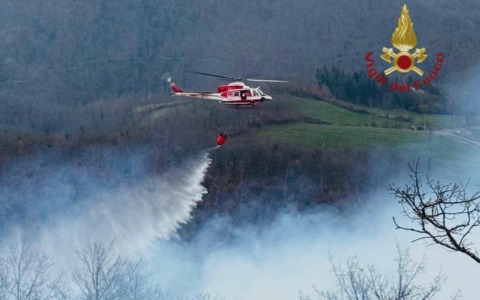 Arezzo, Pieve Santo Stefano: incendio minaccia alcune abitazioni