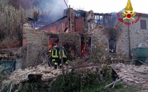 Esplosione in un’abitazione a Pescia, vigili del fuoco al lavoro dalle prime ore del mattino