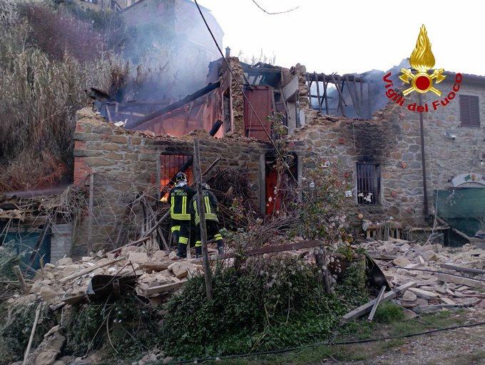 Esplosione in un’abitazione a Pescia, vigili del fuoco al lavoro dalle prime ore del mattino