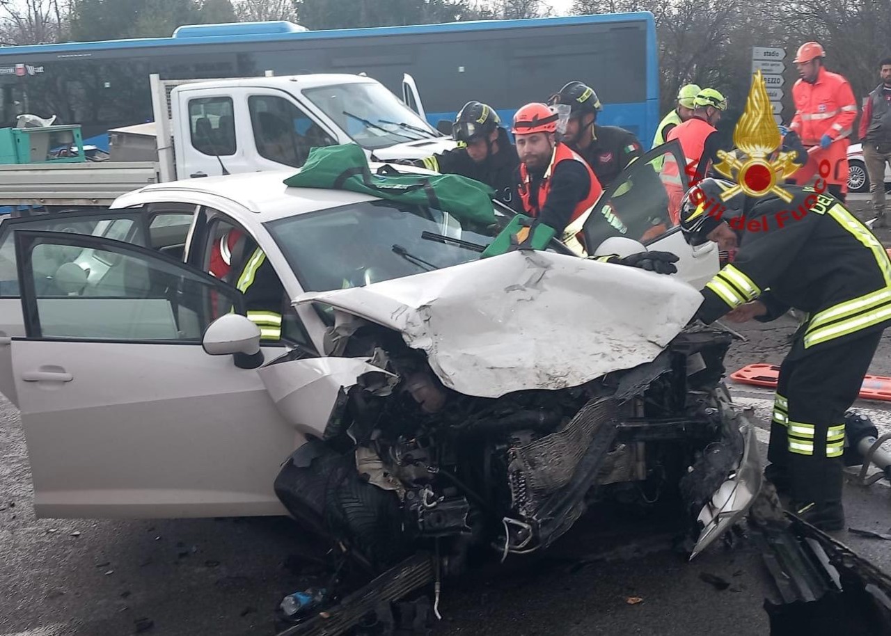 Arezzo, inferno di lamiere sulla Senese-Aretina: sei feriti, decolla l’elisoccorso