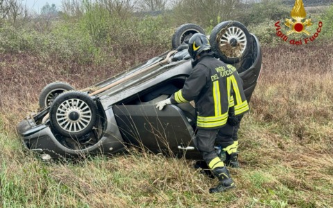Arezzo, auto ribaltata in un campo: soccorso il conducente