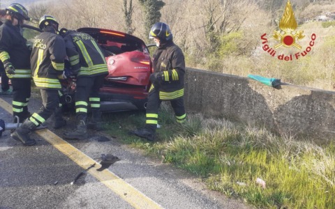 Schianto tra camion e auto ad Arezzo: persone intrappolate tra le lamiere, scattano i soccorsi