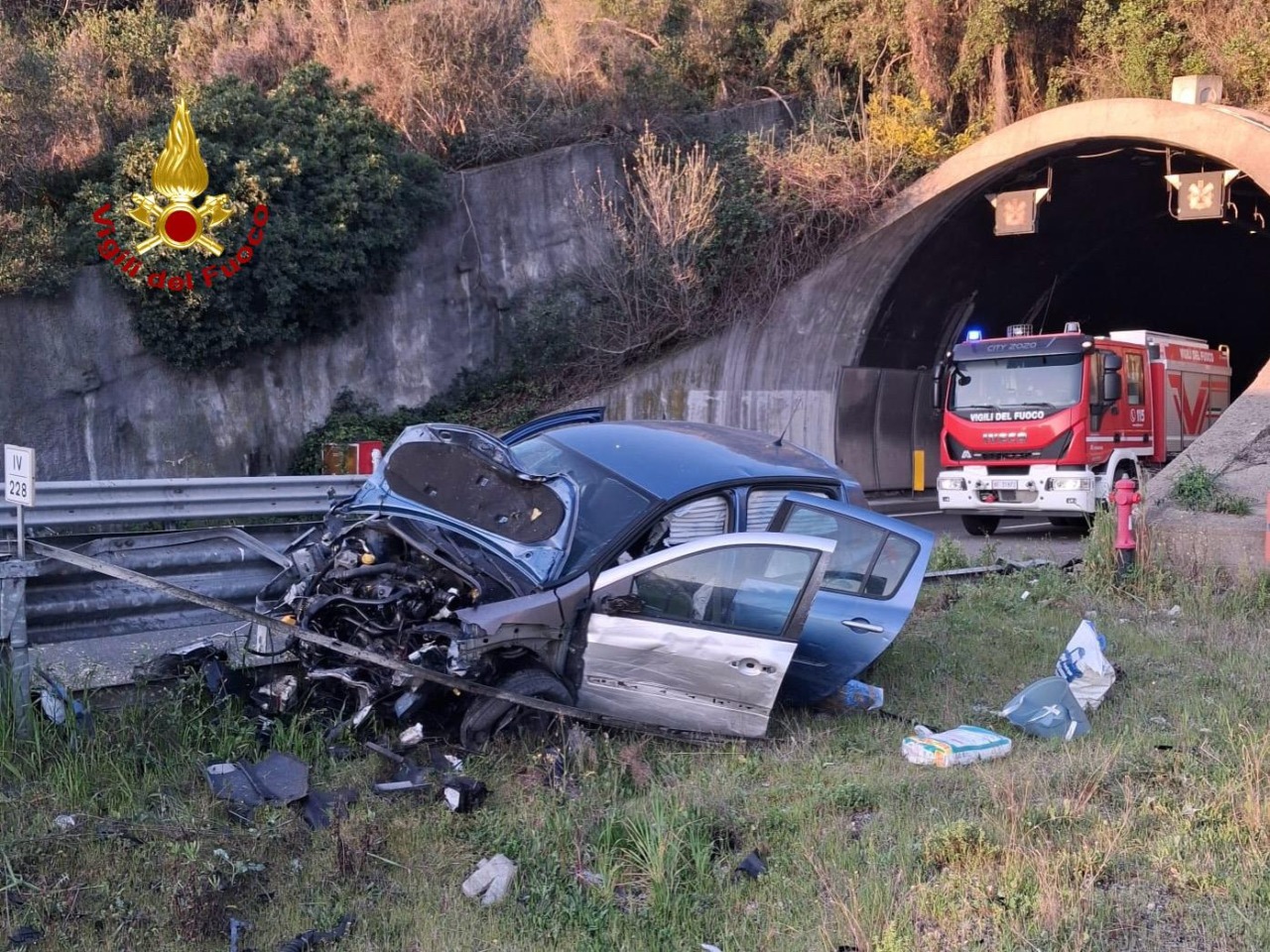 Follonica, grave incidente sull’Aurelia: auto finisce fuori strada