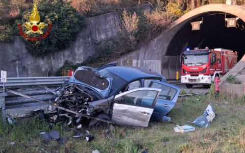Follonica, grave incidente sull’Aurelia: auto finisce fuori strada