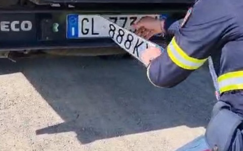 Finti corrieri rubano vino pregiato: scoperti con 1.500 bottiglie a Montepulciano