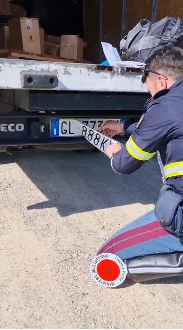 Finti corrieri rubano vino pregiato: scoperti con 1.500 bottiglie a Montepulciano