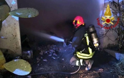 Incendio in un rimessaggio agricolo a Massa e Cozzile, intervento dei vigili del fuoco fino a notte fonda