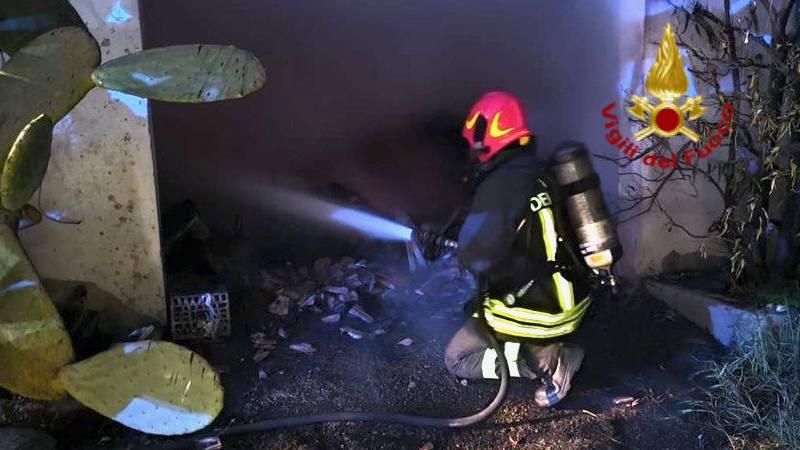 Incendio in un rimessaggio agricolo a Massa e Cozzile, intervento dei vigili del fuoco fino a notte fonda