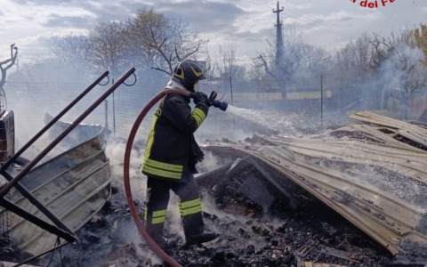 Paura a Montepulciano: fiamme in un deposito di materiali
