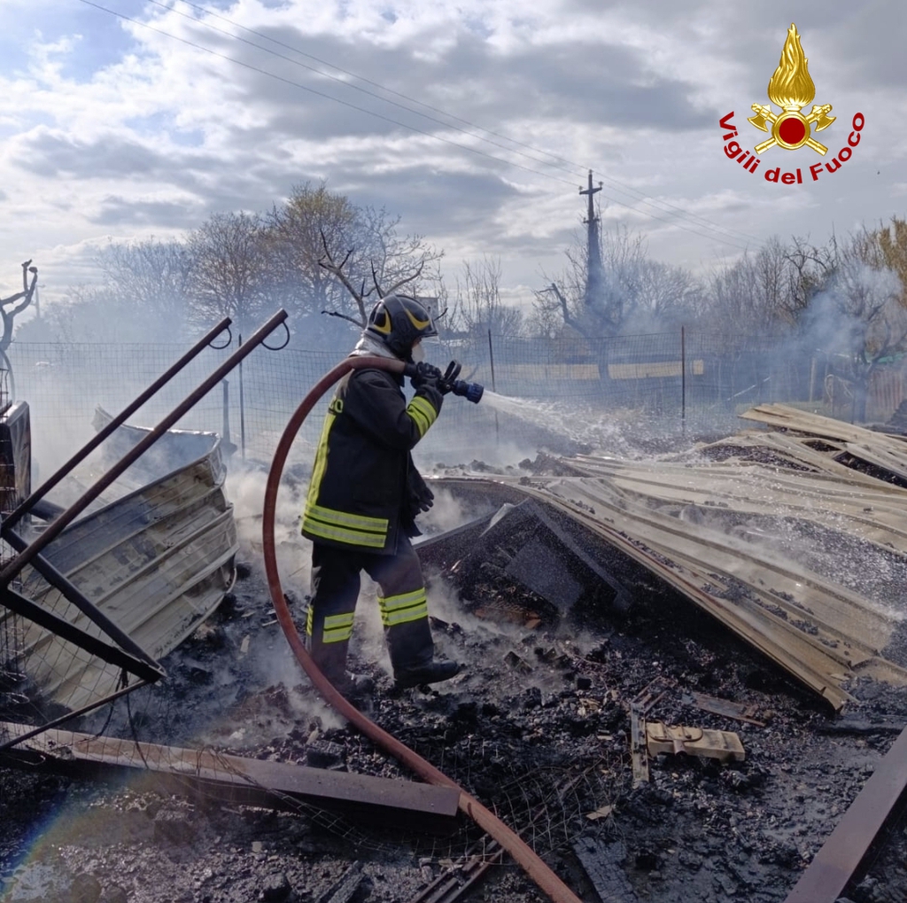 Paura a Montepulciano: fiamme in un deposito di materiali