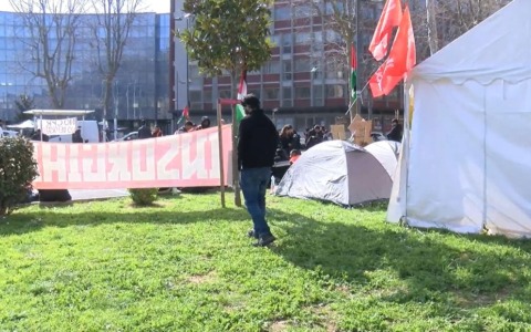 Remigrazione, il presidio cambia piazza, contromanifestazioni in centro