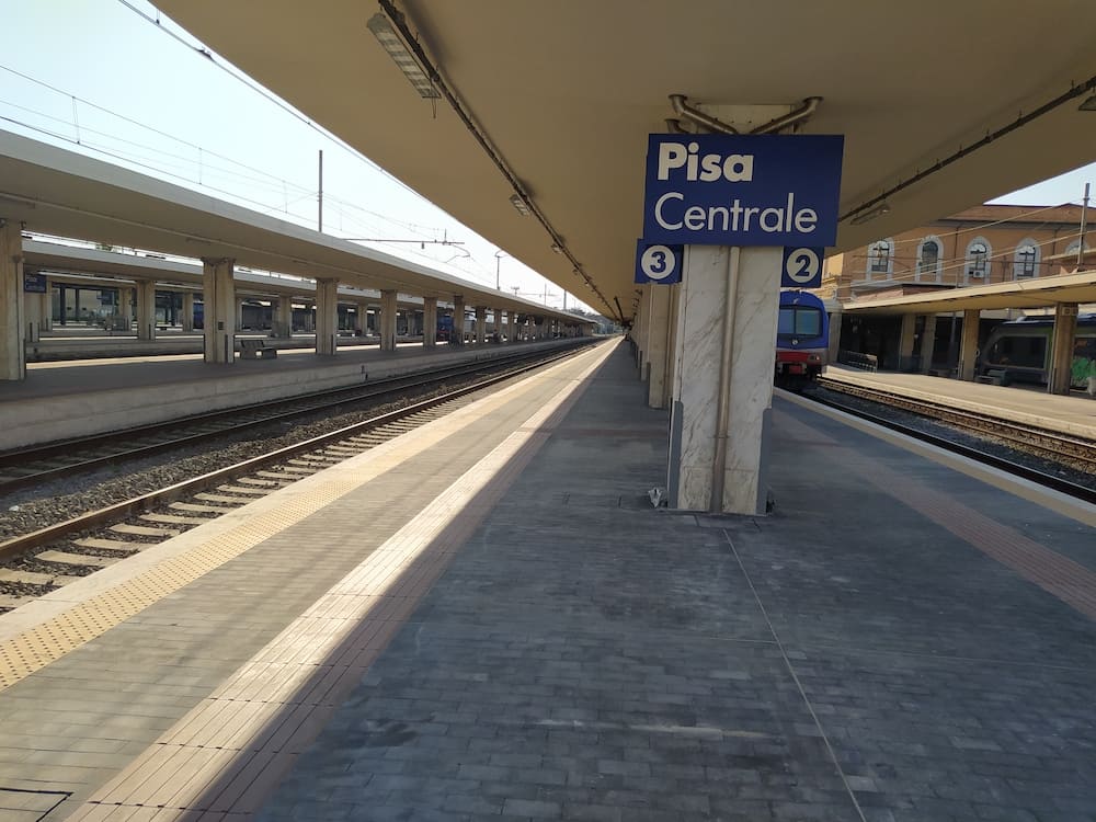 Pisa, protesta sui binari per bloccare un treno carico di mezzi militari