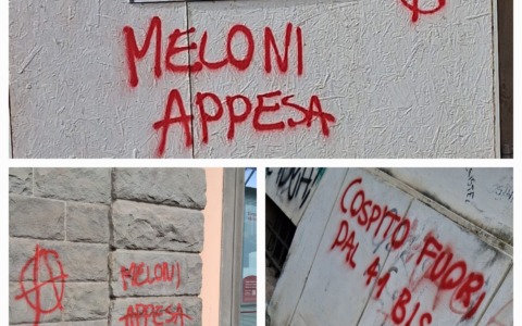 Scritte contro Giorgia Meloni su muri nel centro di Massa