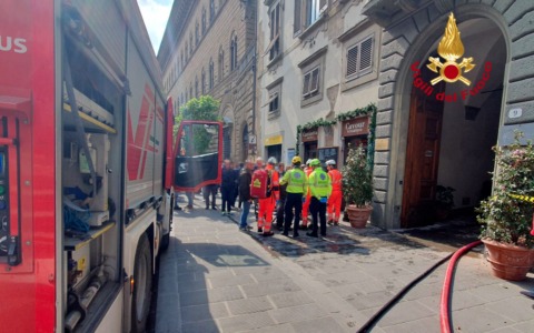 Paura in centro, scooter elettrico in fiamme, evacuato un asilo