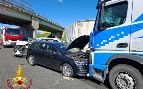 Quattro incidenti in Fi Pi Li, numerosi veicoli coinvolti, un morto e un ferito grave