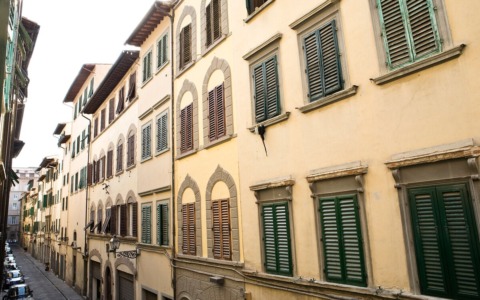 Turista Usa getta rifiuti dalla terrazza dell’Airbnb e provoca polemica