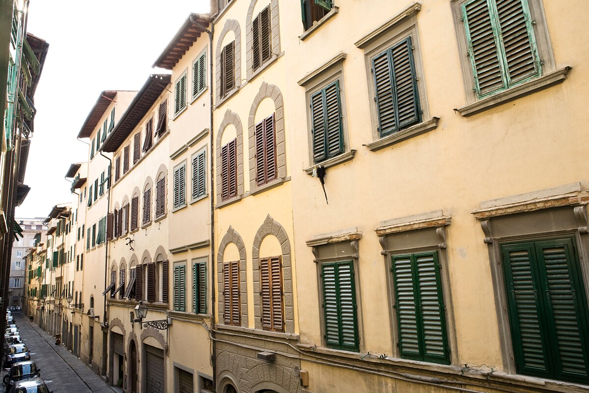 Turista Usa getta rifiuti dalla terrazza dell’Airbnb e provoca polemica