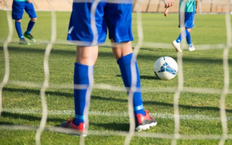 Calcio giovanile, allenatore chiude arbitro negli spogliatoi: maxi squalifica