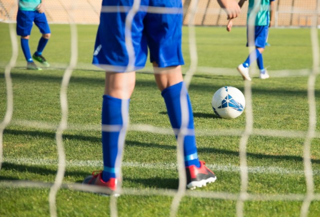 Calcio giovanile, allenatore chiude arbitro negli spogliatoi: maxi squalifica