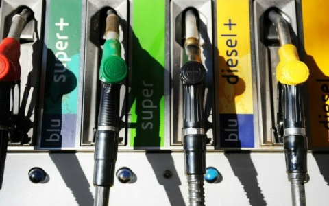Caro carburante a Livorno: controlli della Finanza, sequestrati 1.500 litri di gasolio